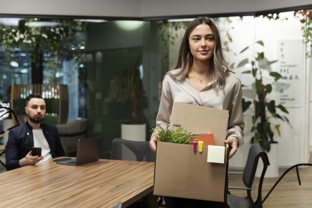 mujer abandonando una empresa scaled